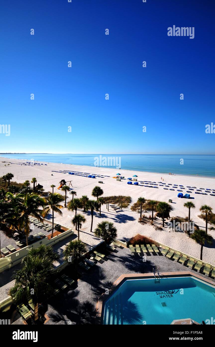 Tampa Florida spiaggia. Tampa, FL, Stati Uniti d'America. Cielo azzurro oltre il golfo del Messico. Foto verticale Foto Stock