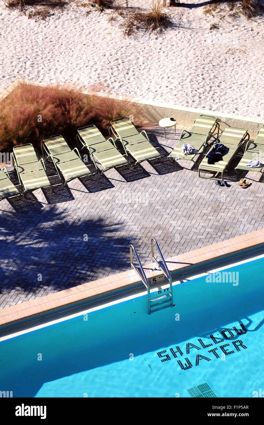 Acqua poco profonda piscina dell'Hotel. Vista dall'alto. Florida, Stati Uniti d'America. Foto verticale Foto Stock