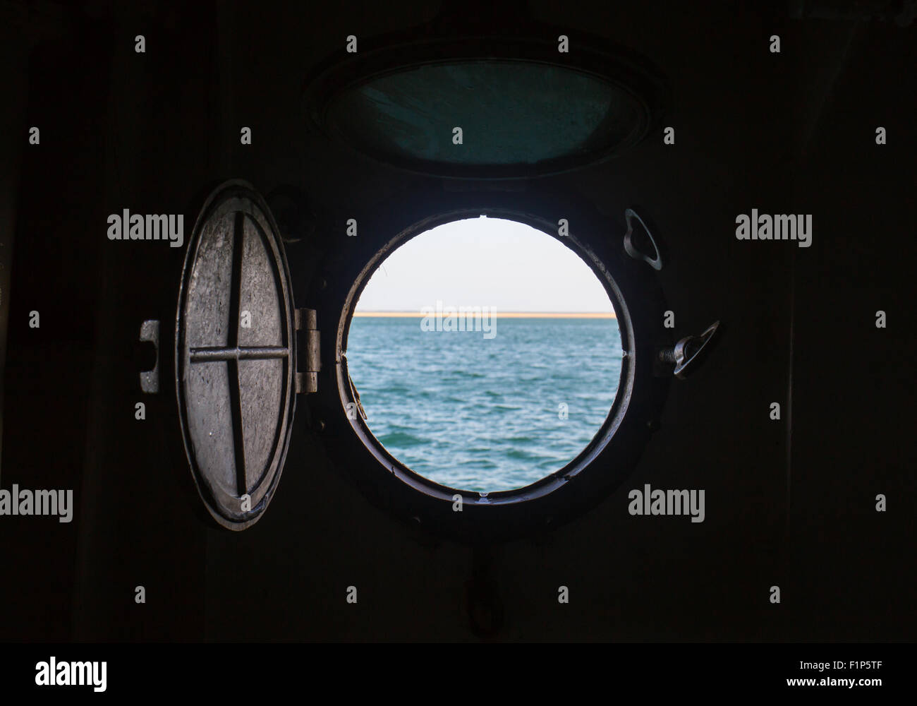 Nave oblò sulla parete in legno Foto Stock