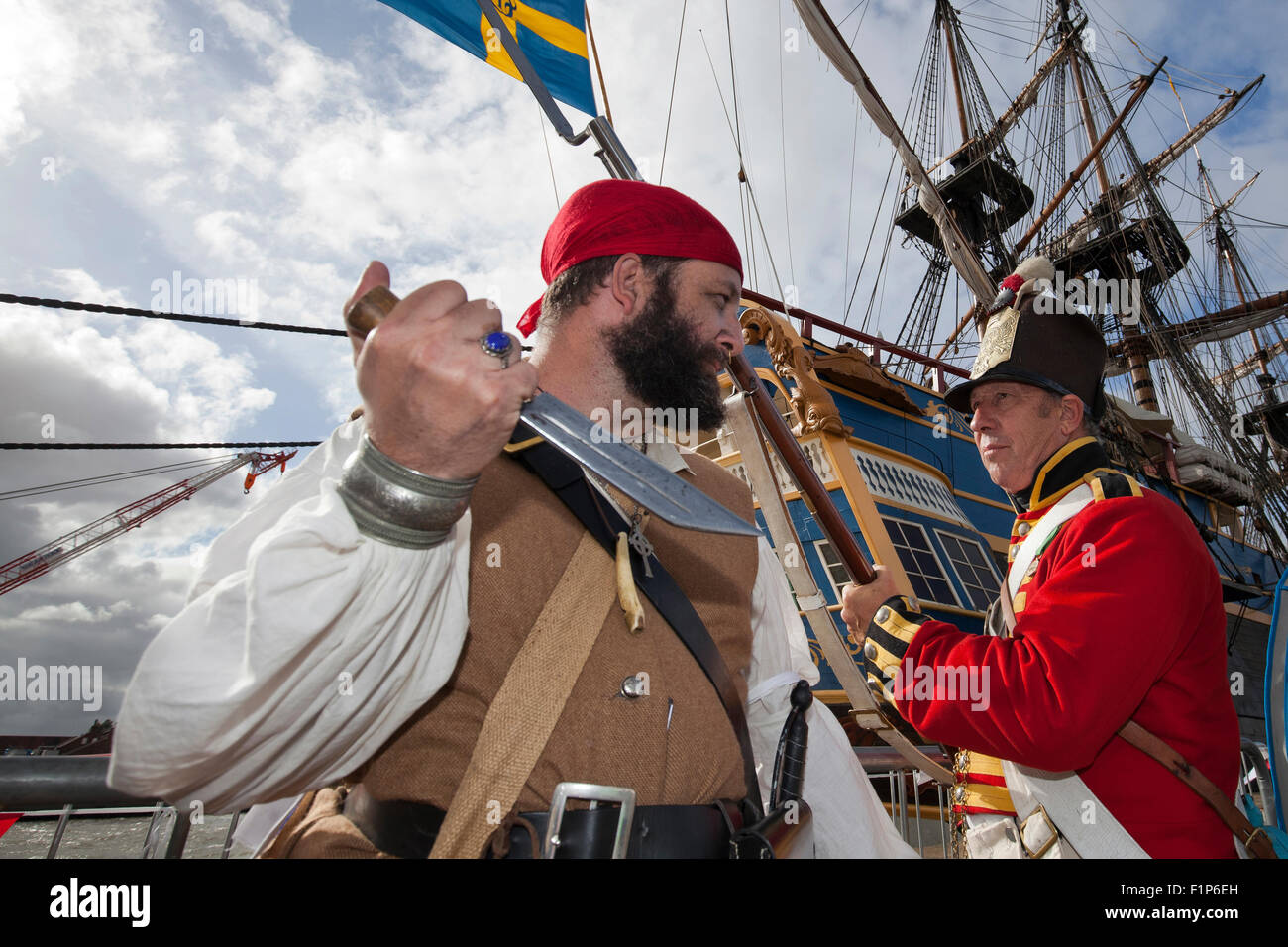 Great Yarmouth, Regno Unito. 5 settembre 2015. Pirata e rosso milizia Cappotto re-enactors, Barry Chapman e Trevor Armfield, presso il Great Yarmouth Festival marittimo dove i visitatori sono trattate anche per il più grande del mondo di legno di Tall Ship, XVIII secolo Götheborg dalla Svezia. Altri storici e moderni di navi marittime, mostre e dimostrazioni, musica e costume re-enactors attirare migliaia di persone ogni anno. Credito: Adrian Buck/Alamy Live News Foto Stock