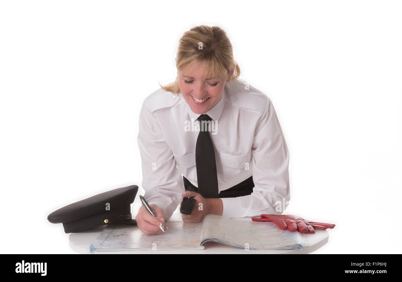 In uniforme una chauffeuse utilizzando una mappa per pianificare un viaggio donna autista professionale la pianificazione del percorso Foto Stock