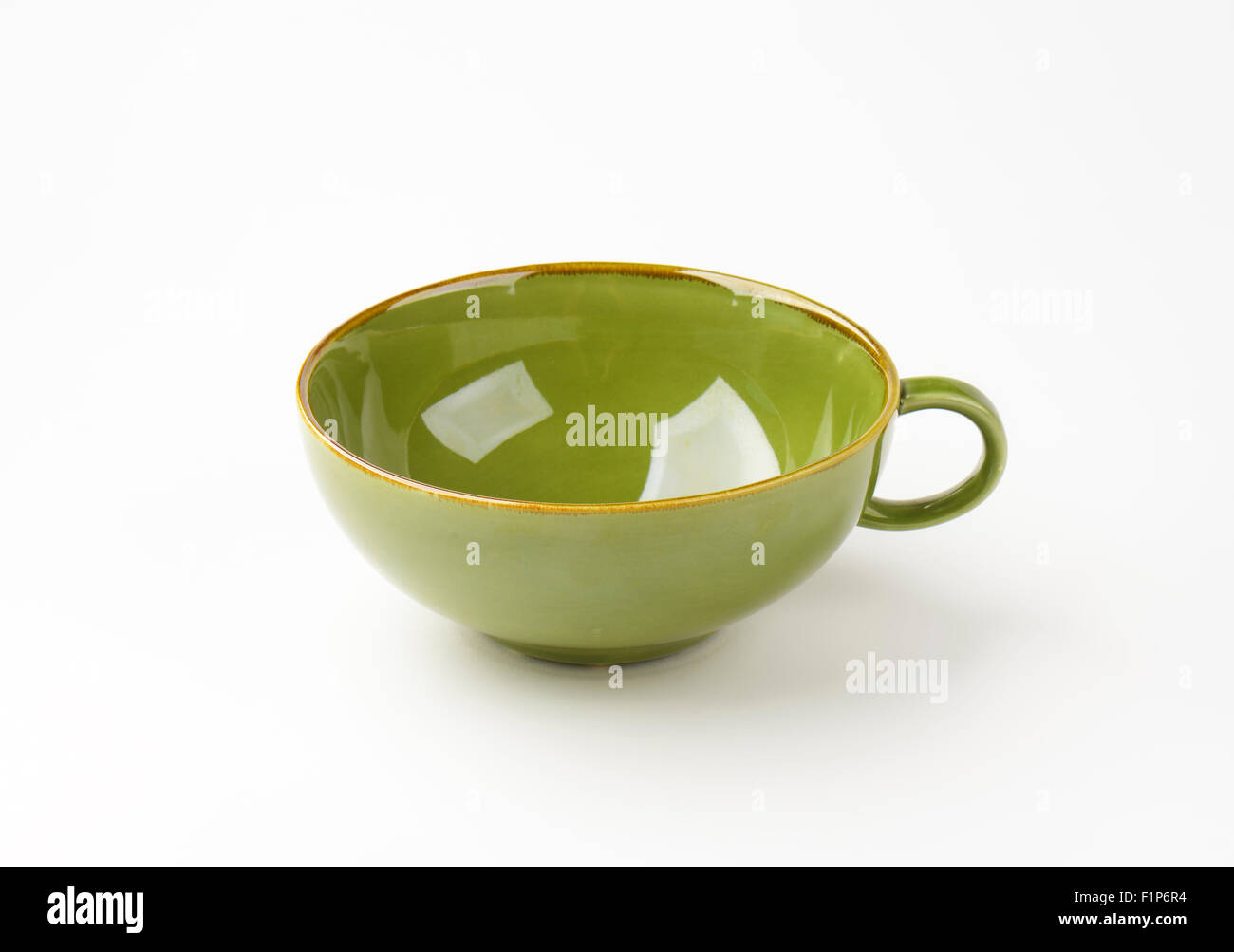 Svuotare il tè verde cup su sfondo bianco Foto Stock