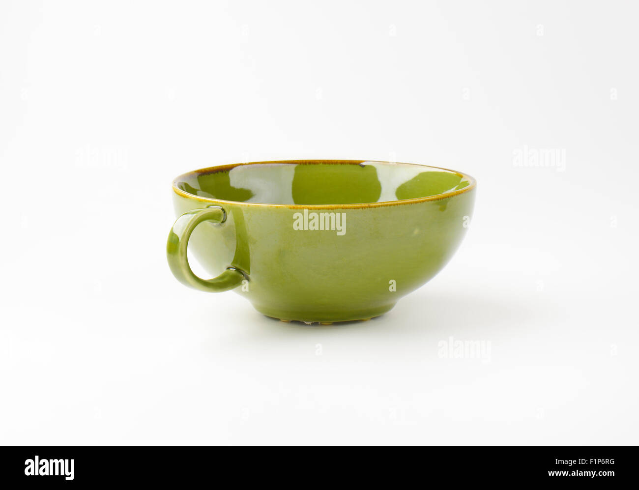 Svuotare il tè verde cup su sfondo bianco Foto Stock