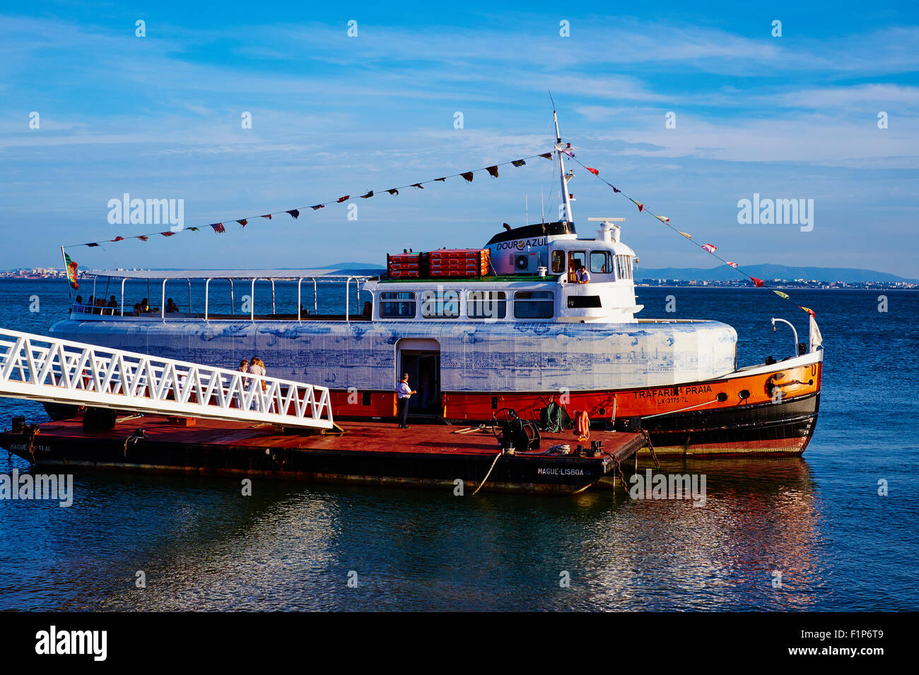 Il Portogallo, Lisbona, Trafaria Praia barca appartengono all'artista Joana Vasconcelos, gite in barca sul fiume Tago Foto Stock