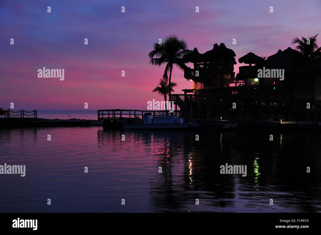Florida Keys USA. Tramonto sulla spiaggia. Piccolo molo privato. Foto Stock