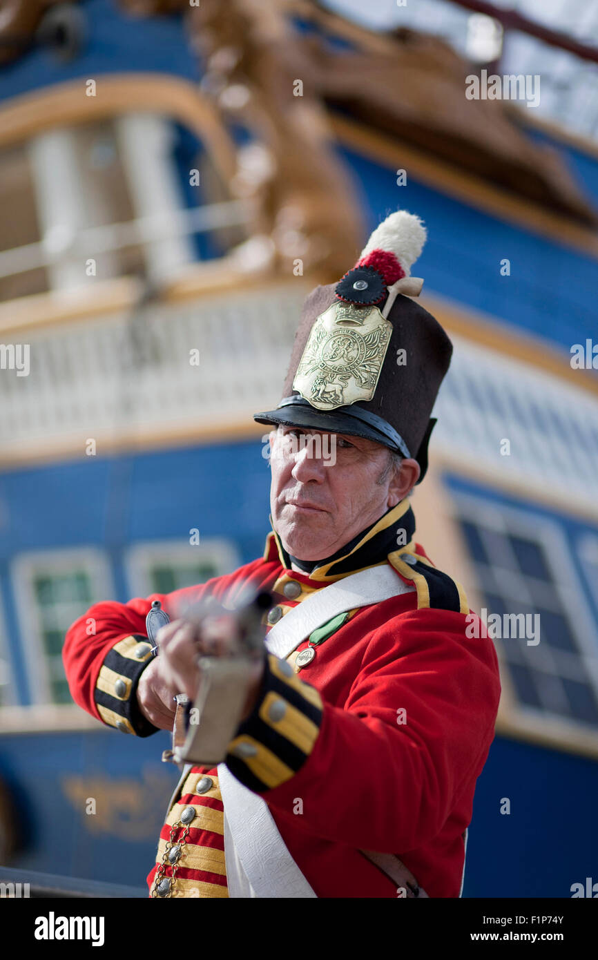 Great Yarmouth, Regno Unito. 5 settembre 2015. Cappotto rosso milizia ri-enactor Trevor Armfield presso il Great Yarmouth Festival marittimo dove i visitatori possono vedere anche la scheda e il più grande del mondo di legno di Tall Ship, XVIII secolo Götheborg dalla Svezia. Altri storici e moderni di navi marittime, mostre e dimostrazioni, musica e costume re-enactors attirare migliaia di persone ogni anno. Credito: Adrian Buck/Alamy Live News Foto Stock