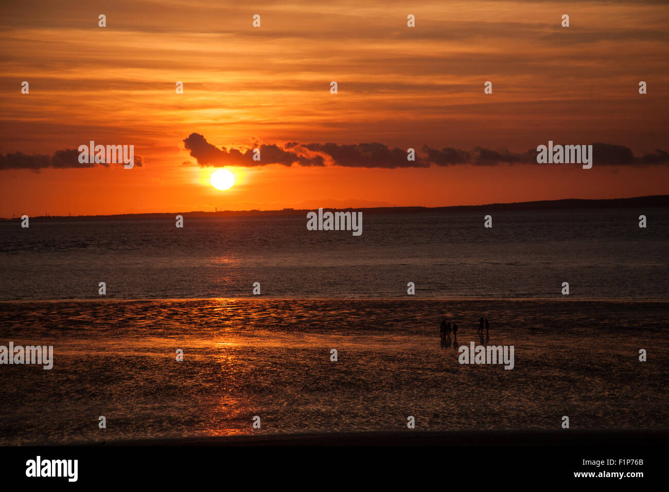 Morecambe Bay, Lancashire, Regno Unito. 5 settembre 2015. Il sole tramonta dietro a Barrow in Furness come si vede da tutta la baia di Morecambe, da Morecambe che è in grado di vantare alcune delle più spettacolari sunsts nel Regno Unito Credito: David Billinge/Alamy Live News Foto Stock