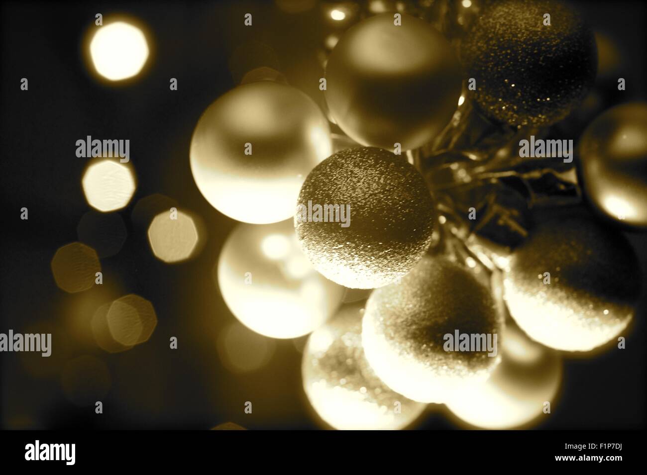 Holiday ornamenti Sephia colori. Buio con luci spot. Golden decorazioni di Natale Foto Stock