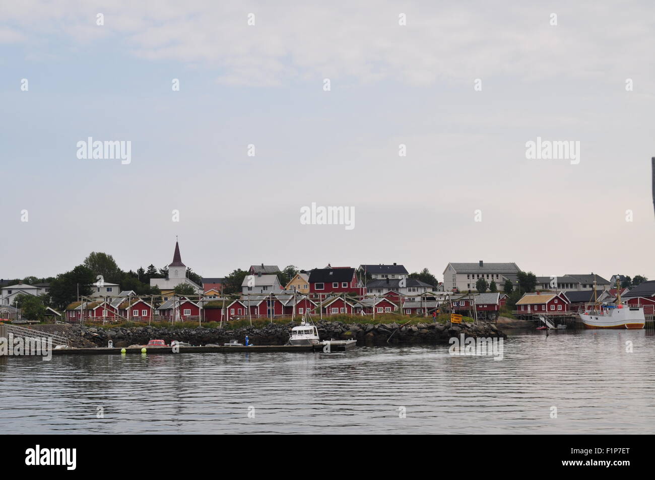 Isole Lofoten Moskenes: il villaggio di Reine dal fiordo. Con tipica rorbu Foto Stock