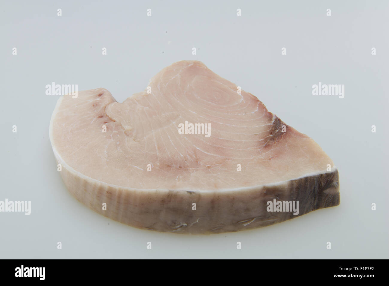 Non cotte fresche Materie di filetto di pesce spada su sfondo bianco Foto Stock