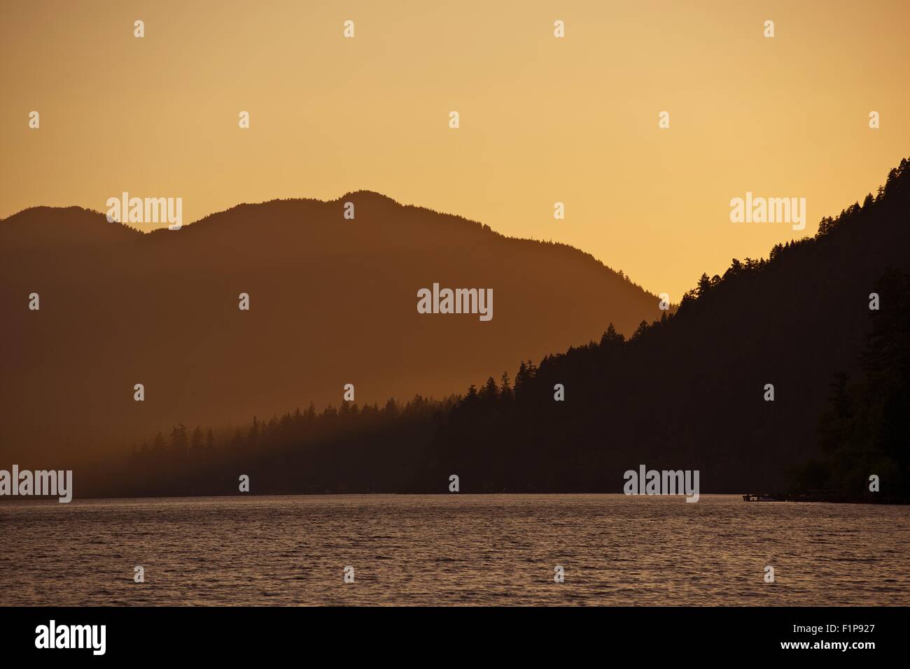 Tramonto in collina - Lago di Crescent panorama al tramonto. Natura raccolta di fotografie. Foto Stock