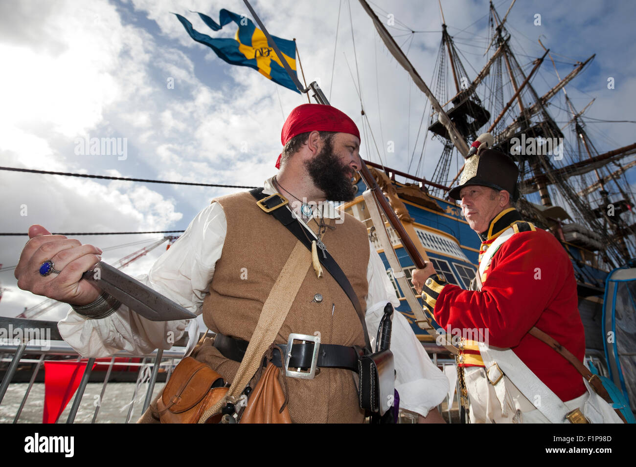 Great Yarmouth, Regno Unito. 5 settembre 2015. Pirata e rosso milizia Cappotto re-enactors, Barry Chapman e Trevor Armfield, presso il Great Yarmouth Festival marittimo dove i visitatori sono trattate anche per il più grande del mondo di legno di Tall Ship, XVIII secolo Götheborg dalla Svezia. Altri storici e moderni di navi marittime, mostre e dimostrazioni, musica e costume re-enactors attirare migliaia di persone ogni anno. Foto Stock
