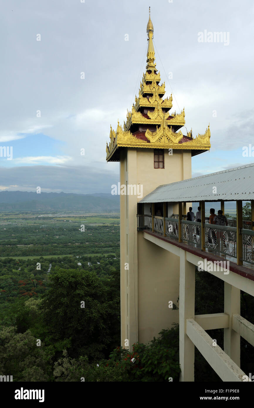 L'ascensore per la Pagoda Sutaungpyei a Mandalay, Myanmar. Foto Stock