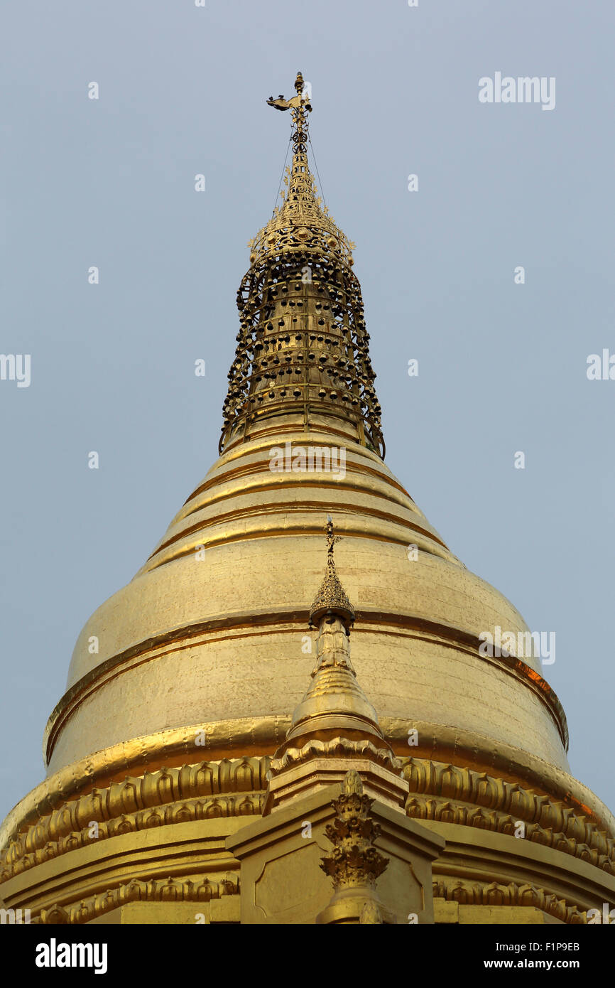 Il tetto dorato della Pagoda Sutaungpyei a Mandalay, Myanmar. Foto Stock