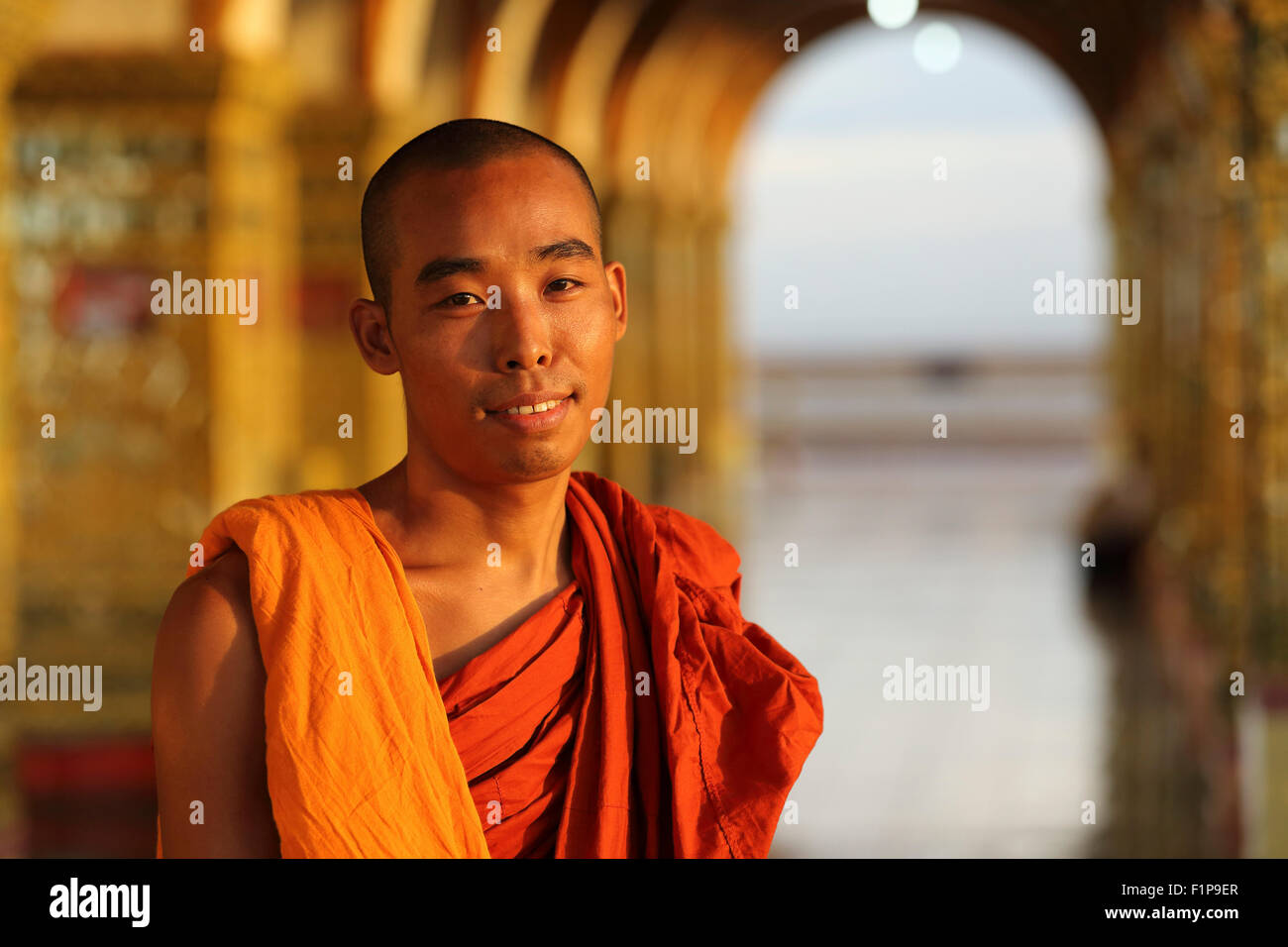 Monaco buddista a Sutaungpyei Pagoda di Mandalay, Myanmar. Il monaco sorge in uno dei templi di archi. Foto Stock