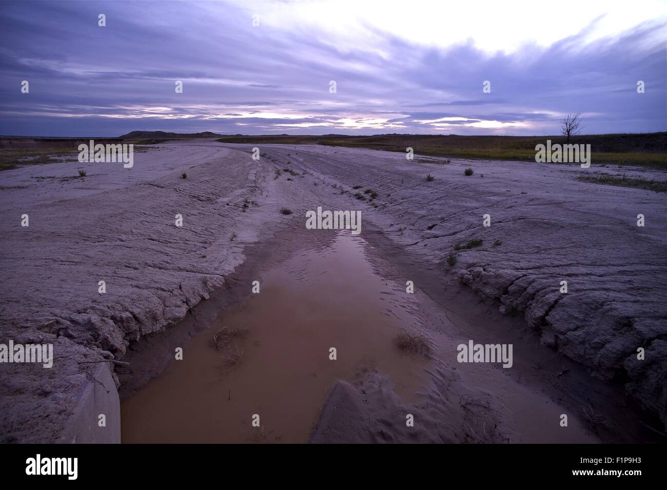 Badlands siccità. Asciugare le materie terre nel Parco nazionale Badlands, Dakota del Sud, Stati Uniti d'America. Serata orizzontale la fotografia. Fotografia di natura Colle Foto Stock