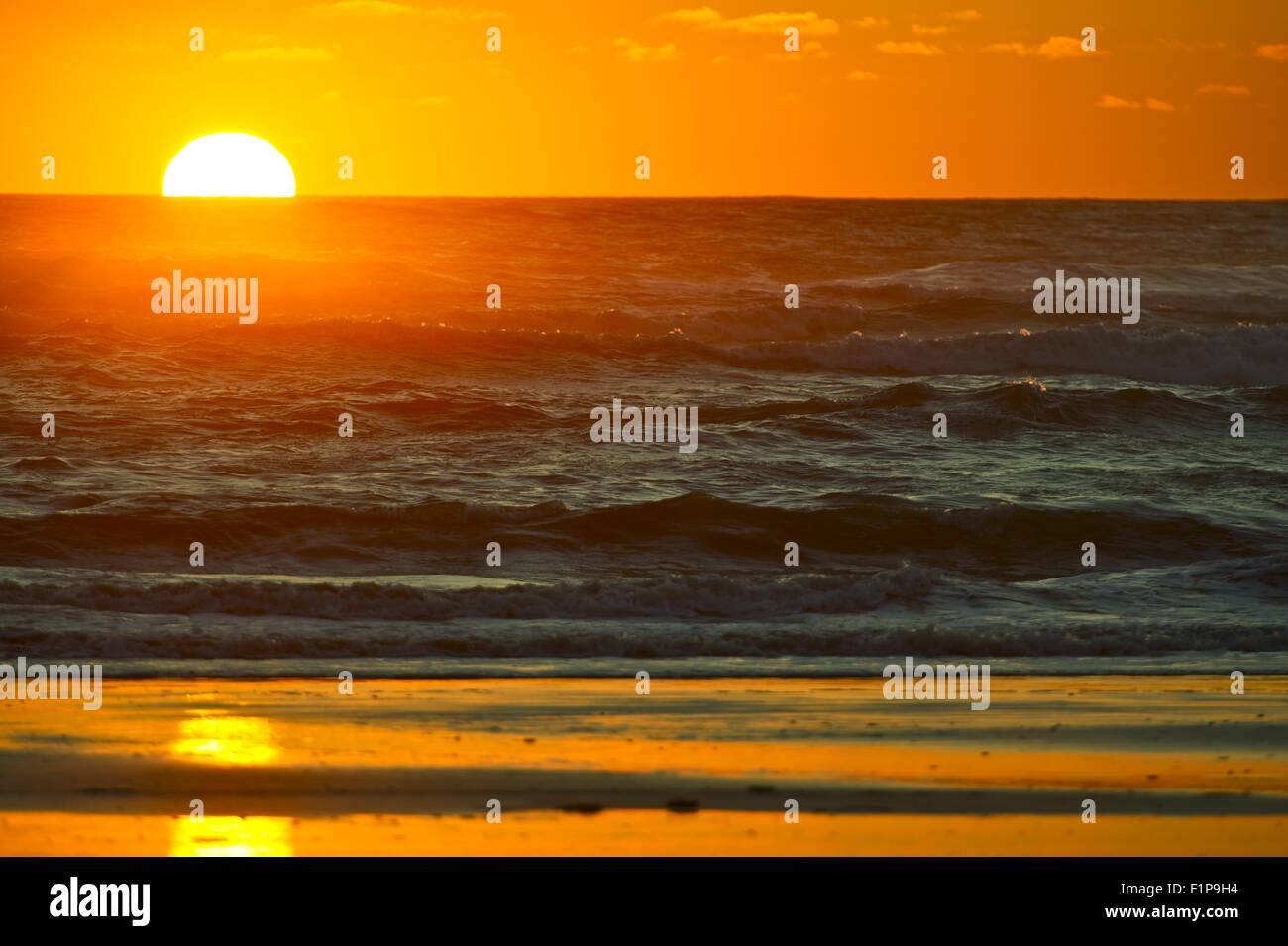 Oceano ondulata tramonto orizzonte. Pacific Sunset Tema. Natura raccolta di fotografie Foto Stock