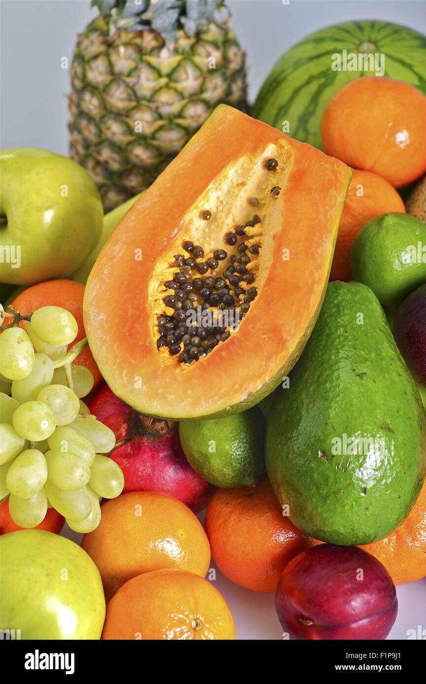 Papaia fresca Slice e altri frutti composizione. Verticale Foto Studio Foto Stock