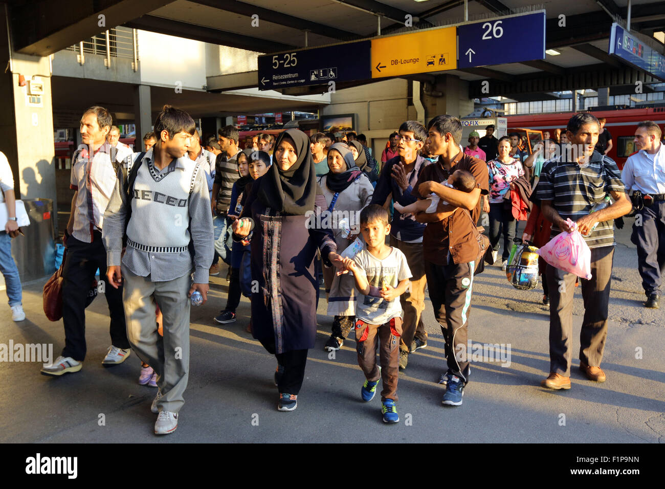 Migranti dall Afghanistan arrivano su un treno da Budapest/Ungheria a Monaco di Baviera stazione ferroviaria principale Hauptbahnhof Il 31 agosto. 2015 a Monaco di Baviera, Germania. Migliaia di migranti sono in viaggio verso la Germania attraverso la Turchia e la Grecia, Montenegro, Serbia, Ungheria e Austria. Foto Stock