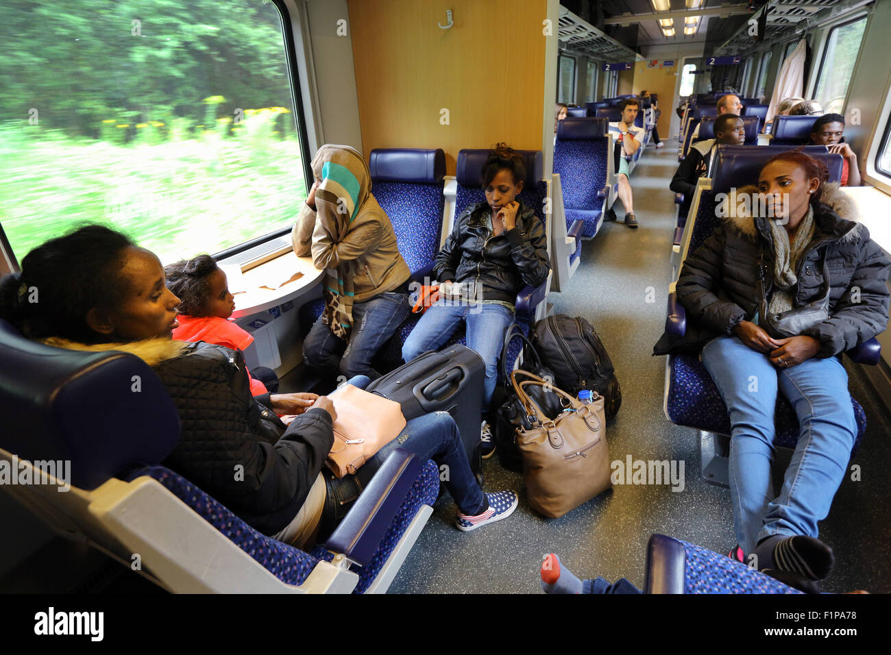 I migranti provenienti da Eritrea che viaggiano in un EuroCity treno da Verona/Italia a Monaco di Baviera in Germania il 2 settembre. 2015. Migliaia di migranti sono in viaggio verso la Germania attraverso la Libia, Mare Mediterraneo, in Italia e in Austria con il treno. Foto Stock