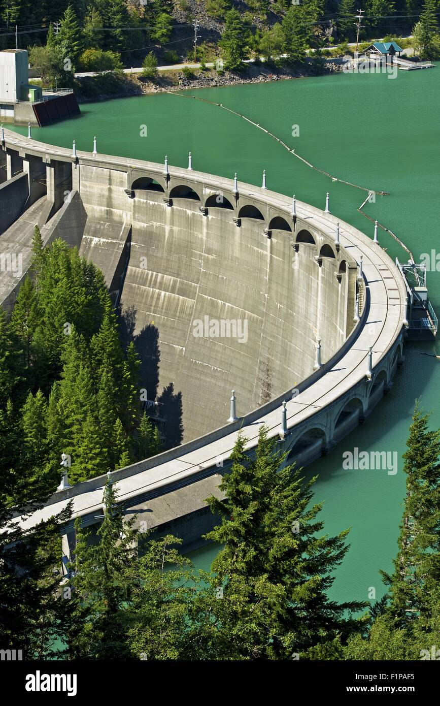 Diablo Dam a Diablo Lake - Parco Nazionale delle Cascate del Nord, nello Stato di Washington, USA. Natura fonti di alimentazione del tema. Energia verde Pho Foto Stock