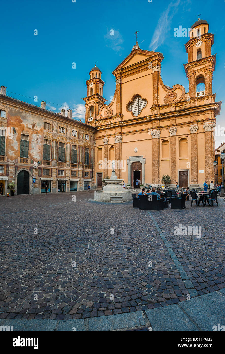 Italia Piemonte Monferrato Novi Ligure Piazza Dellepiane , Chiesa Collegiata di Santa Maria Maggiore e a sinistra palazzo Negrone Foto Stock