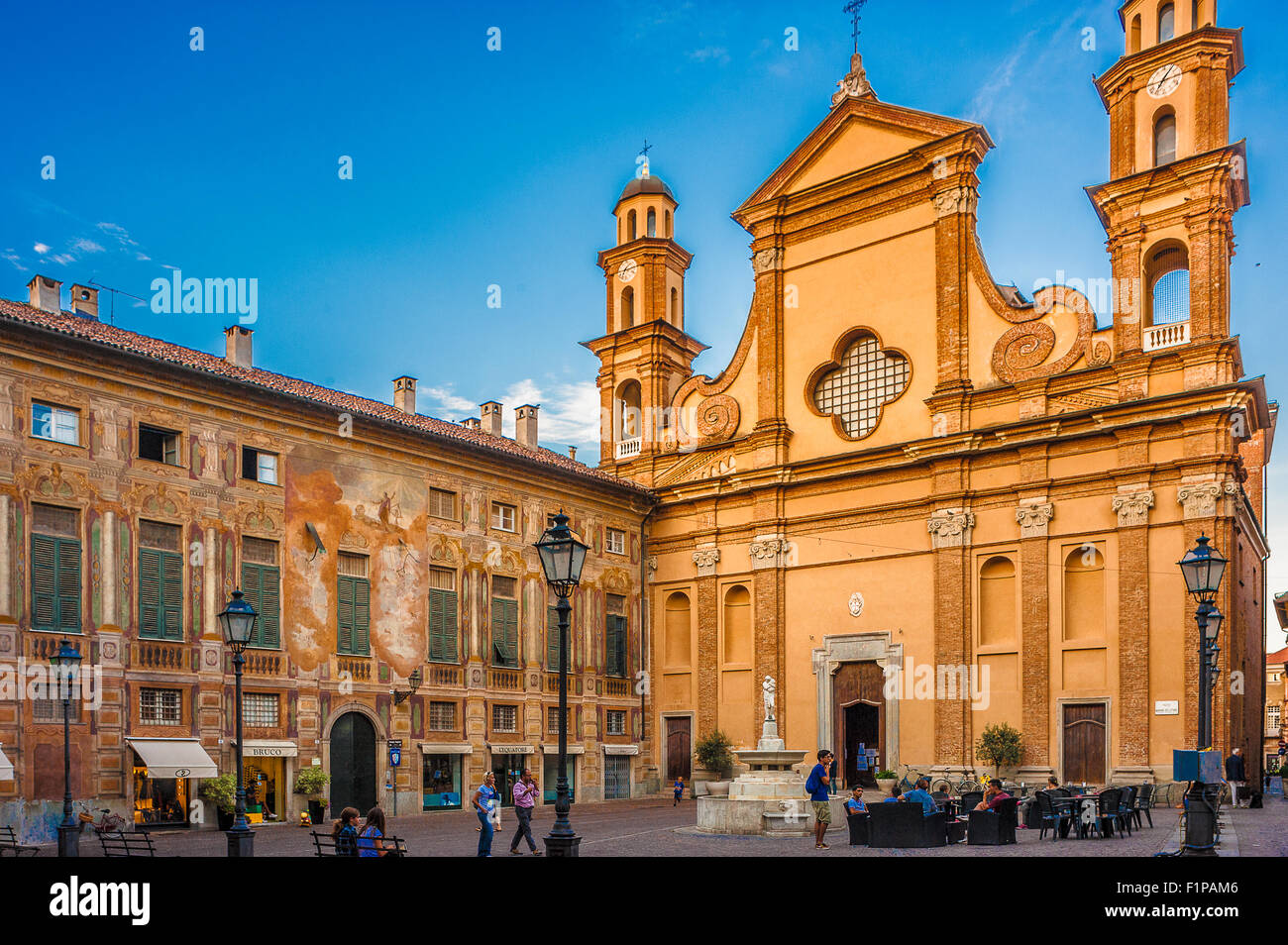 Italia Piemonte Monferrato Novi Ligure Piazza Dellepiane , Chiesa Collegiata di Santa Maria Maggiore e a sinistra palazzo Negrone Foto Stock