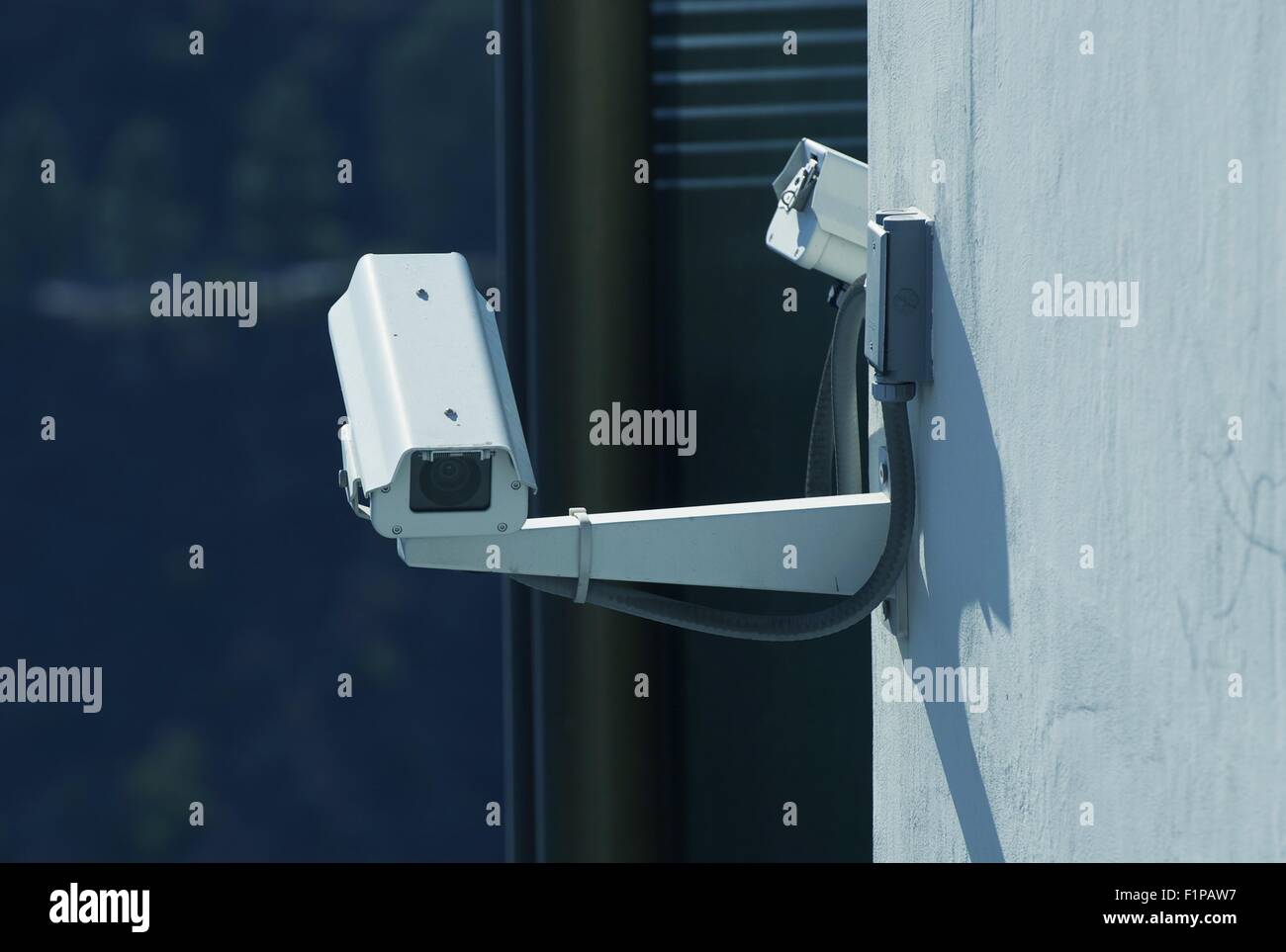 Sistema di sicurezza con telecamere sulla parete dell'edificio. Visual sistema di sicurezza. La tecnologia di Raccolta di fotografia. Foto Stock