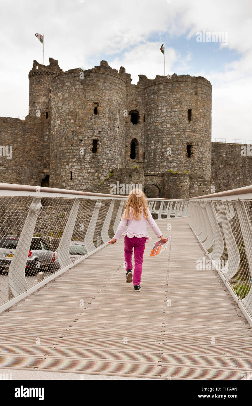 Ballando verso il basso il ponte dal centro visitatori per Harlech Castle Foto Stock