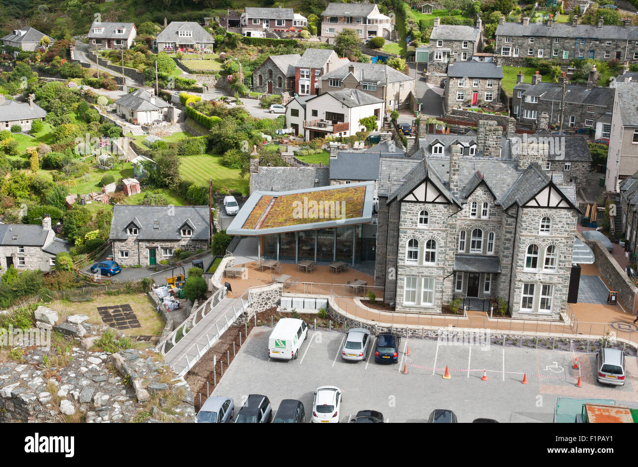 Il nuovo Harlech Castle Visitor Center e i suoi cafe con un tetto di erba. Il piano inferiore del vecchio hotel è un centro visitatori. Foto Stock