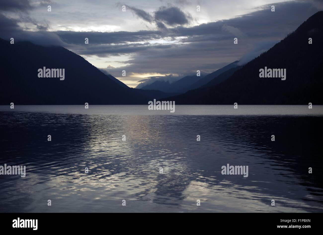 Paesaggio lacustre dopo il tramonto. Il lago di Crescent, Washington, Stati Uniti d'America. Natura raccolta di fotografie. Foto Stock