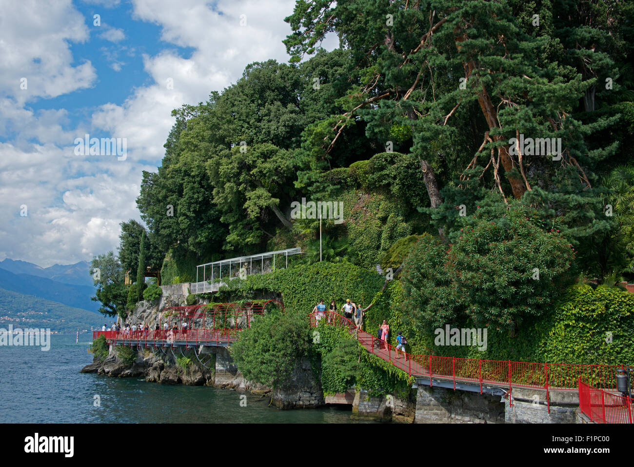 Sentiero in riva al lago Varenna Lago di Como lombardia italia Foto Stock