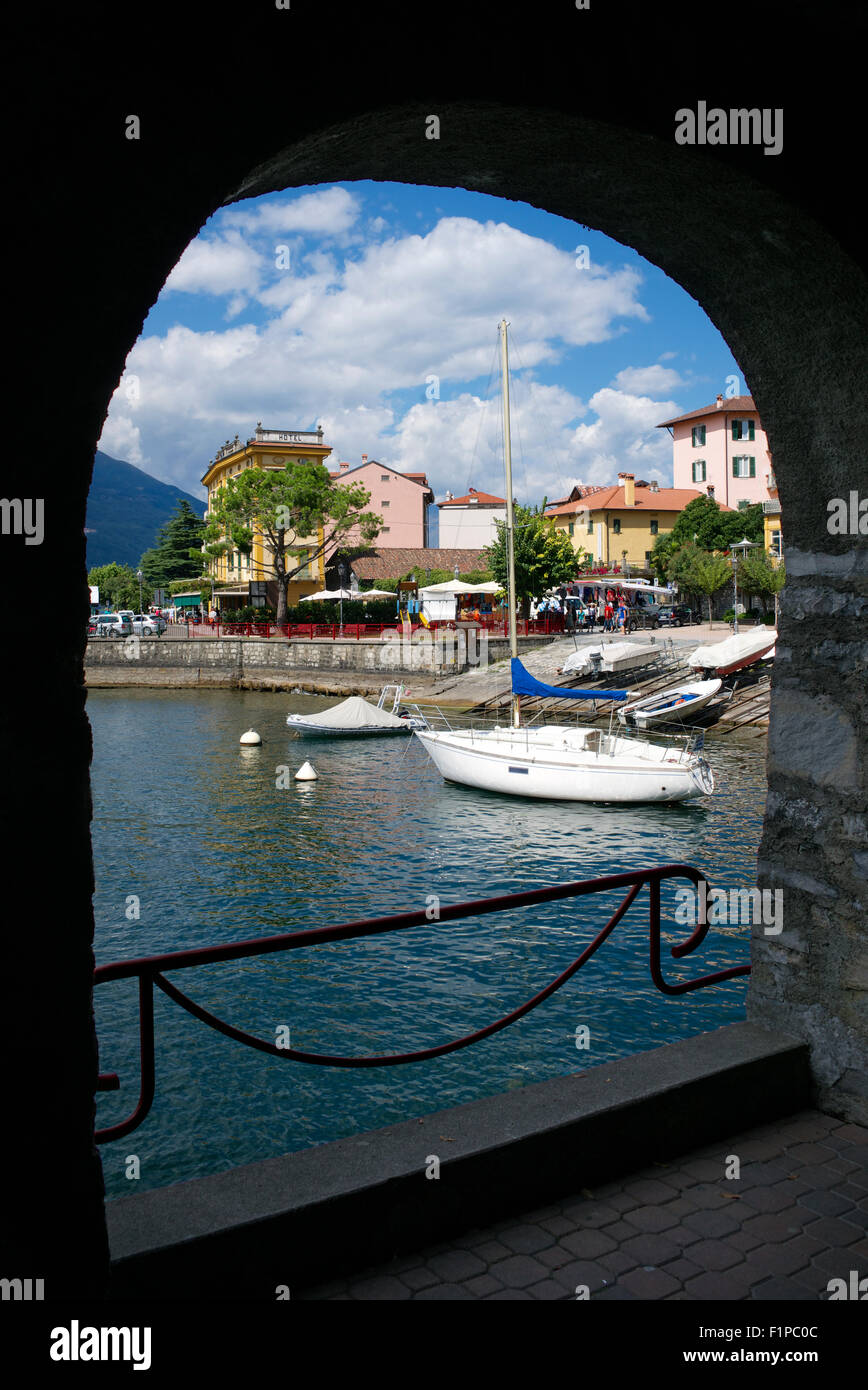 Il porto e la città nuova attraverso arch Varenna Lago di Como lombardia italia Foto Stock