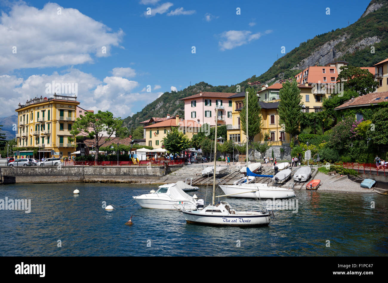 Il porto e la città nuova Varenna Lago di Como lombardia italia Foto Stock