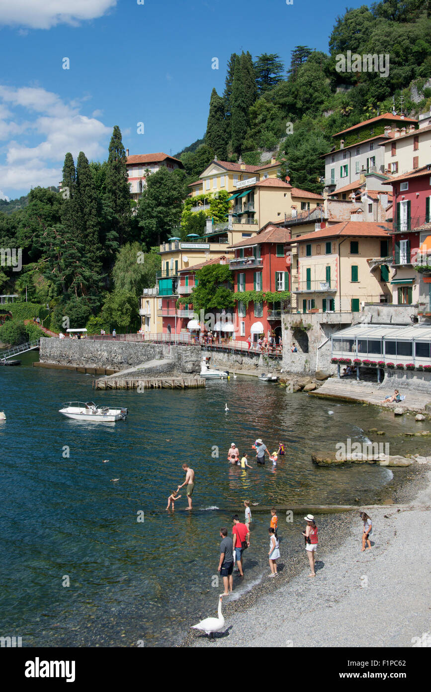 Spiaggia ghiaiosa città vecchia Varenna Lago di Como lombardia italia Foto Stock