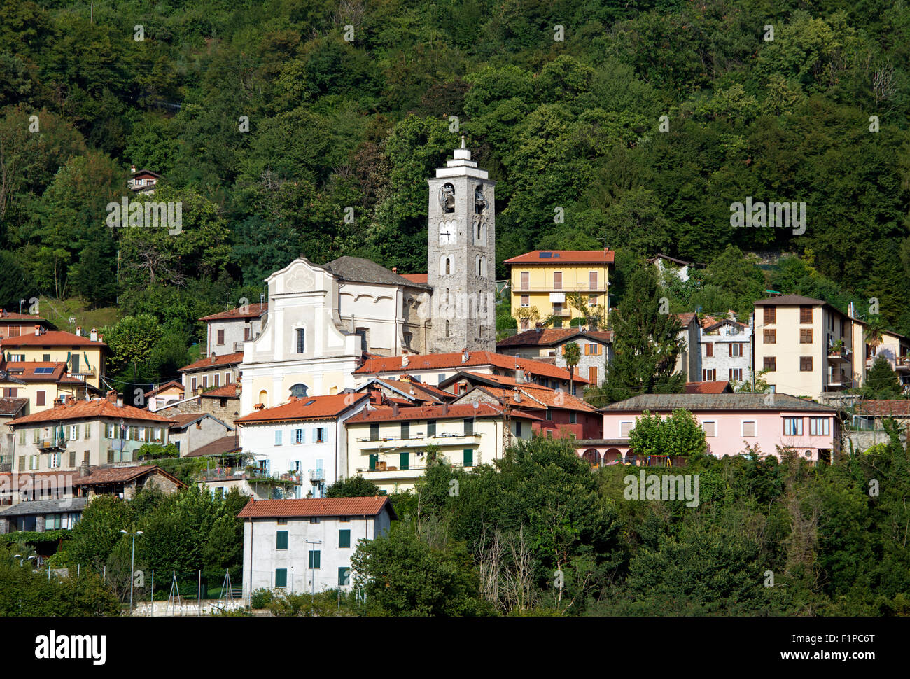 A Perledo e la chiesa di San Martino sopra Varenna Lago di Como lombardia italia Foto Stock