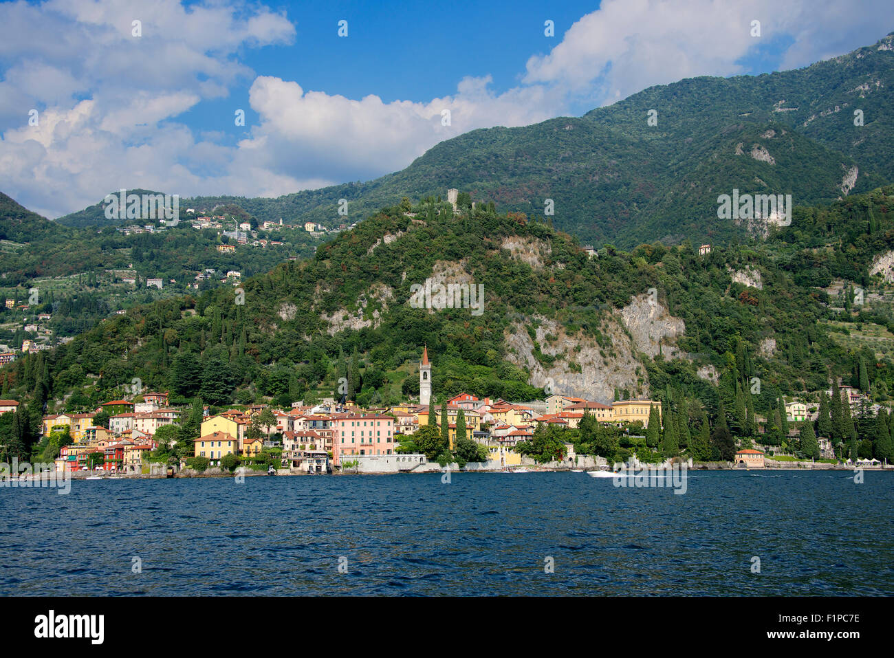 Varenna e il castello di Vezio Lago di Como lombardia italia Foto Stock
