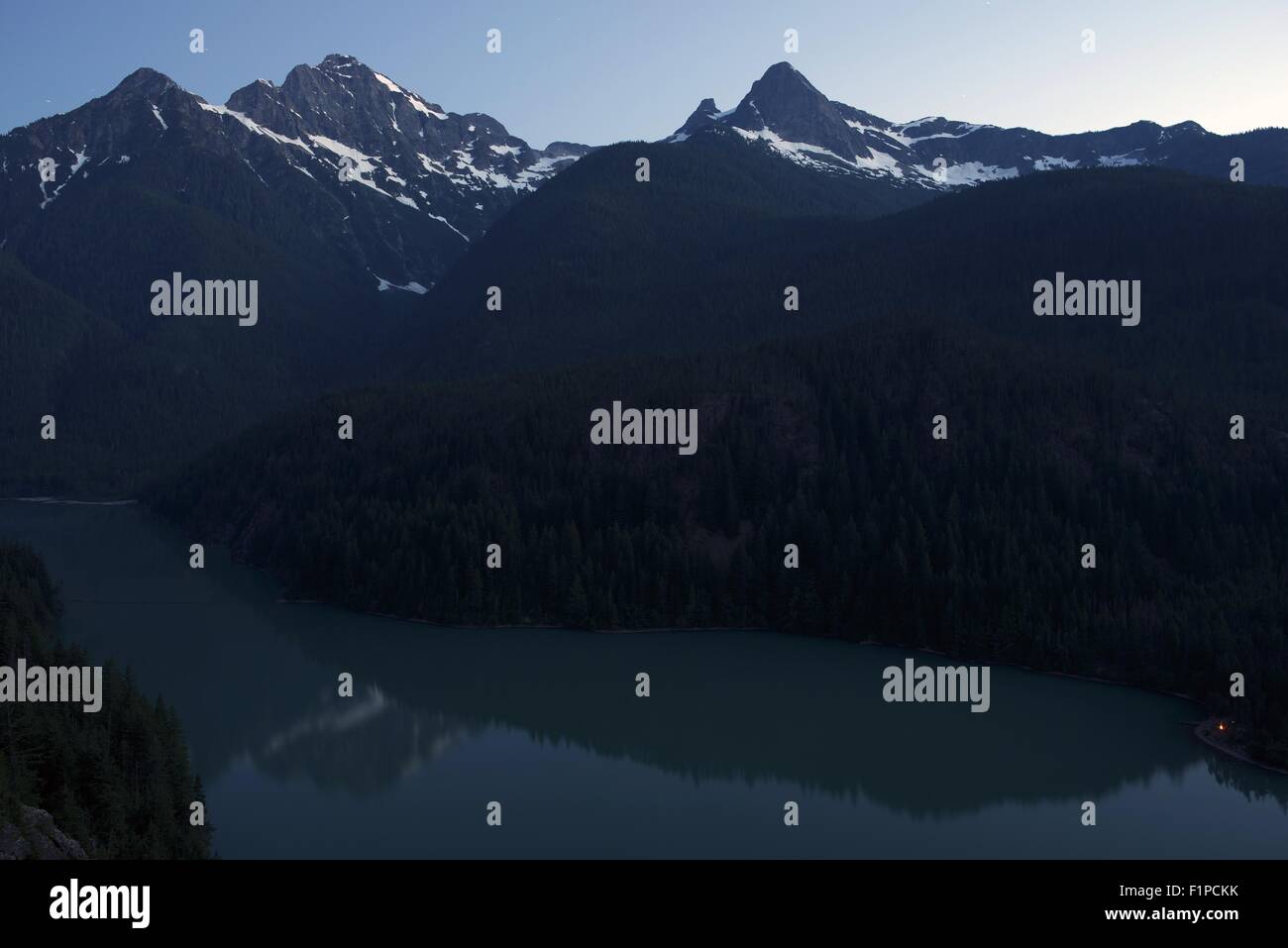 Serata al Lago di Diablo - North Cascades montagne, nello Stato di Washington, USA. Natura raccolta di fotografie. Foto Stock