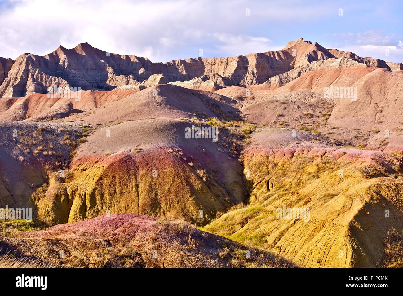 Parco nazionale Badlands vicino a Pine Ridge Indian Reservation. Erosi Buttes, i pinnacoli e guglie mescolato con la maggiore protezione Foto Stock