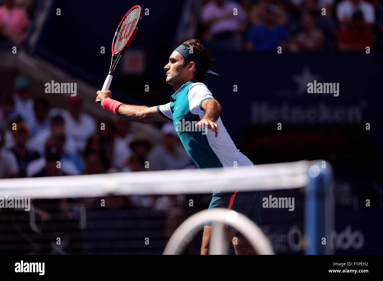 New York, Stati Uniti d'America. 5 Settembre, 2015. Roger Federer in azione contro Phllipp KOHLSCHREIBER: risultati nei della Germania nel terzo round di Stati Uniti Aperto in Flushing Meadows, New York il 5 settembre, 2015. Credito: Adam Stoltman/Alamy Live News Foto Stock