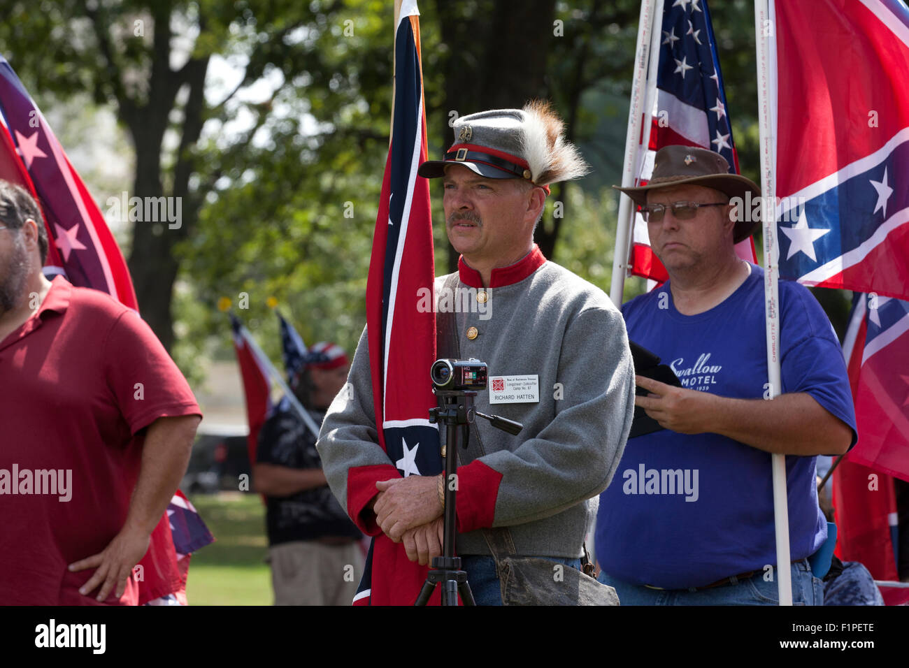 Washington, DC, Stati Uniti d'America. 5 Settembre, 2015.I figli di veterani confederati tenere un rally per la bandiera Confederate sul Senato superiore Park sulla Capitol Hill. Mentre solo poche decine di sostenitori della bandiera Confederate hanno partecipato esponenti dell opposizione di gruppi come i codici di colore rosa e nero vive la materia, ha mostrato in maggior numero e con molte critiche. I membri dell'opposizione inseguito i figli di veterani confederati come hanno fatto il loro modo a La Union Station, dove alcuni esponenti dell opposizione si sono scontrati con la polizia. Credito: B Christopher/Alamy Live News Foto Stock