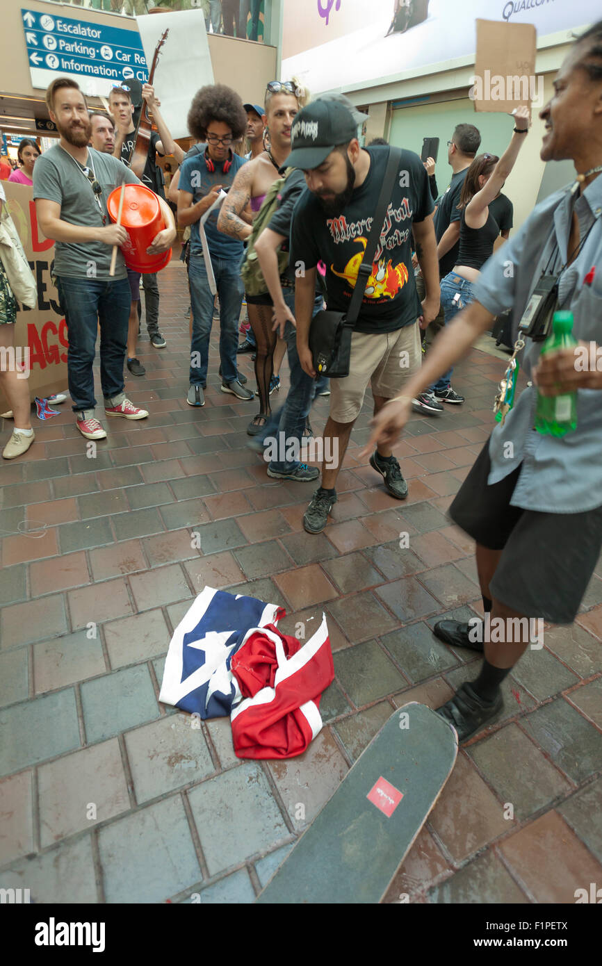 Washington, DC, Stati Uniti d'America. 5 Settembre, 2015.I figli di veterani confederati tenere un rally per la bandiera Confederate sul Senato superiore Park sulla Capitol Hill. Mentre solo poche decine di sostenitori della bandiera Confederate hanno partecipato esponenti dell opposizione di gruppi come i codici di colore rosa e nero vive la materia, ha mostrato in maggior numero e con molte critiche. I membri dell'opposizione inseguito i figli di veterani confederati come hanno fatto il loro modo a La Union Station, dove alcuni esponenti dell opposizione si sono scontrati con la polizia. Credito: B Christopher/Alamy Live News Foto Stock