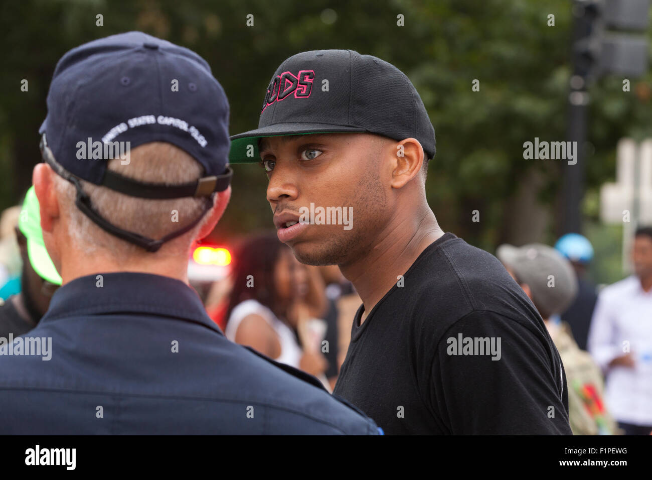 Washington, DC, Stati Uniti d'America. 5 Settembre, 2015.I figli di veterani confederati tenere un rally per la bandiera Confederate sul Senato superiore Park sulla Capitol Hill. Mentre solo poche decine di sostenitori della bandiera Confederate hanno partecipato esponenti dell opposizione di gruppi come i codici di colore rosa e nero vive la materia, ha mostrato in maggior numero e con molte critiche. I membri dell'opposizione inseguito i figli di veterani confederati come hanno fatto il loro modo a La Union Station, dove alcuni esponenti dell opposizione si sono scontrati con la polizia. Credito: B Christopher/Alamy Live News Foto Stock