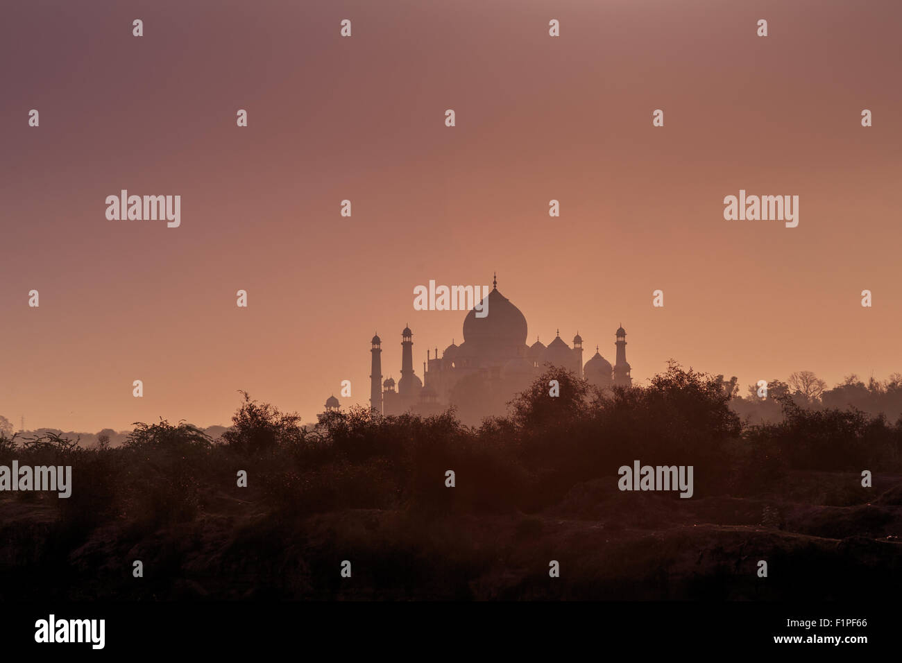 Un sunrise vista del Taj Mahal di Agra, India. Foto Stock