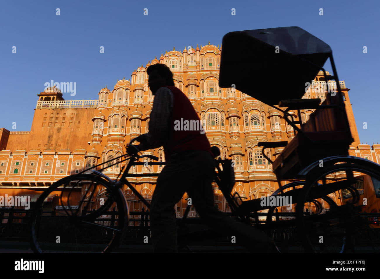 Una silhouette di fronte all'Hawa Mahal, India Foto Stock