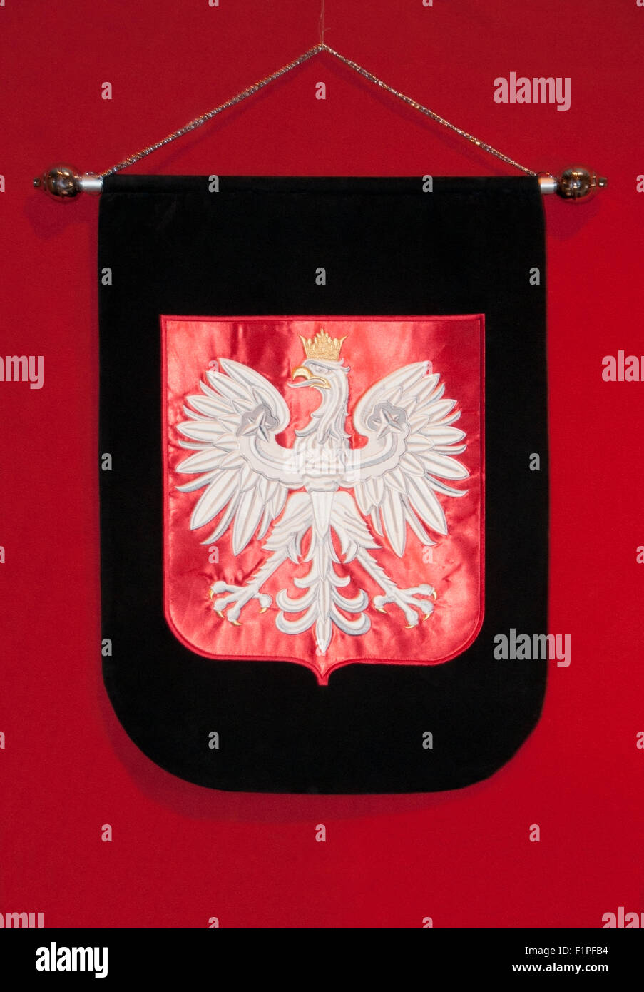 Emblema polacco, Eagle con una corona gialla, ricamati su un velluto rosso tessuto su rosso e nero, sfondo Polska, Polacco, PL Foto Stock