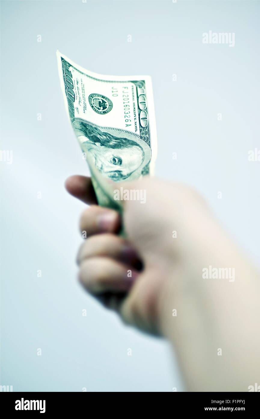 Giveaway di cassa. Un centinaio di dollari in mano. Foto Stock