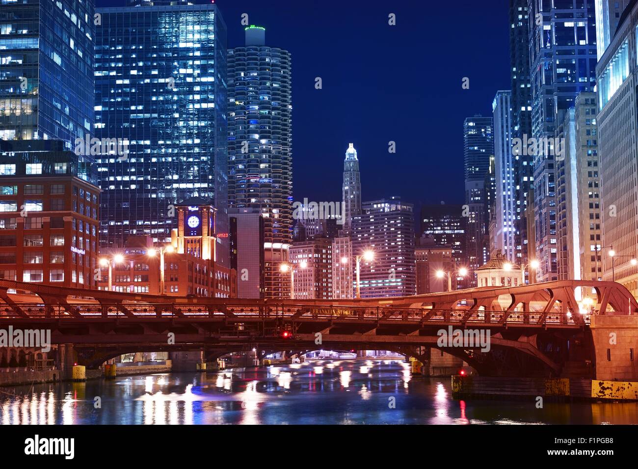 Chicago River e il centro cittadino di notte. Notte Tempo di esposizione lungo la fotografia del centro cittadino di Chicago - Franklin Street Bridge e Chica Foto Stock