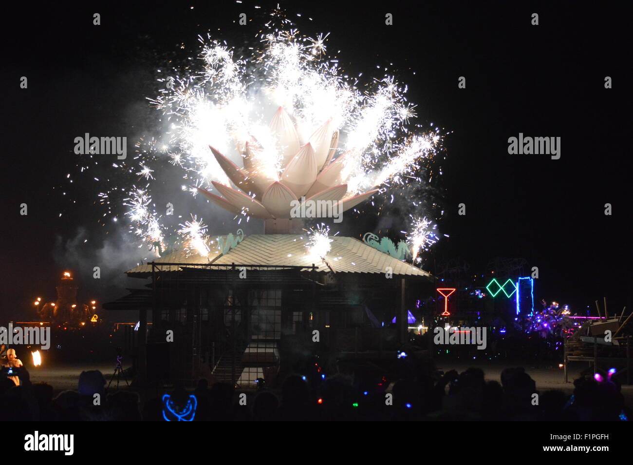 L'arte di installazione Mazu dea del mare vuoto è impostato acceso in uno spettacolo di fuochi d'artificio nel deserto durante l annuale Burning Man festival Settembre 4, 2015 in Black Rock City, Nevada. Burning Man's arte ufficiale tema di quest anno è "Carnevale di specchi' ed è prevista la partecipazione di 70.000 persone per la settimana lungo evento. Foto Stock