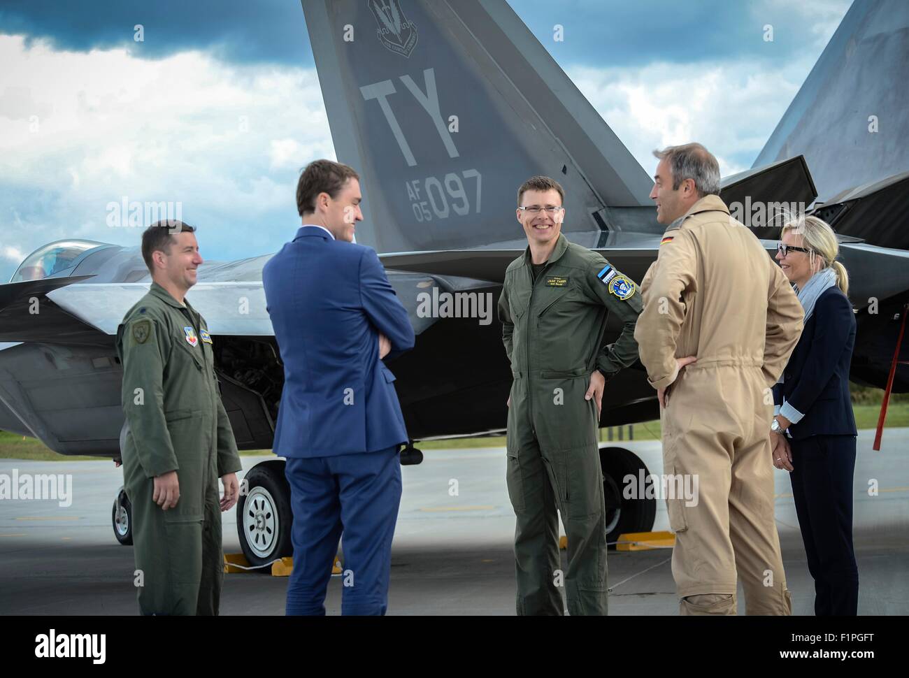 Stati Uniti Air Force Lt. Col. Daniel Lehoski, 95th Fighter Squadron commander, dà estone di Primo Ministro Taavi Roivas un tour del F-22 Raptor stealth fighter a Amari Air Base Settembre 4, 2015 in Harjumaa, Estonia. Foto Stock